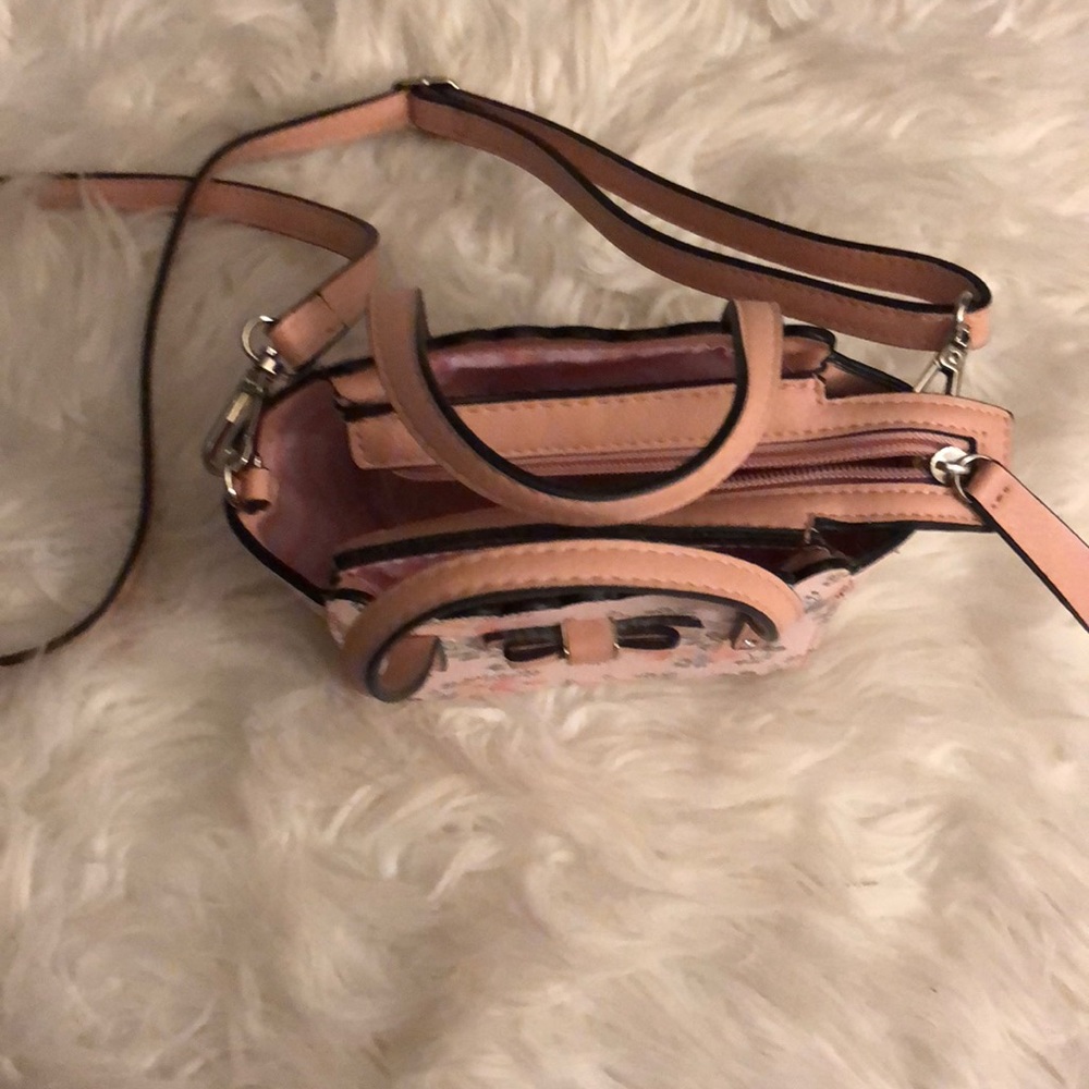 A crossbody bag - Picture 3 of 6